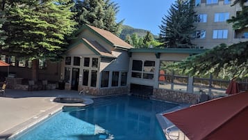 Kolam renang outdoor, dengan payung kolam renang dan kursi berjemur