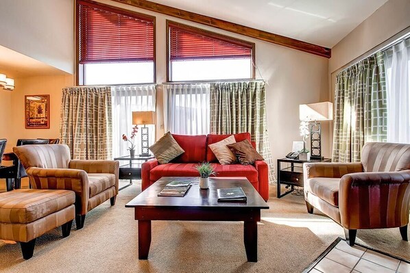 Suite, 2 Schlafzimmer | Wohnbereich | 42-Zoll-Flachbildfernseher mit Kabelempfang, Fernseher, Tischfußball