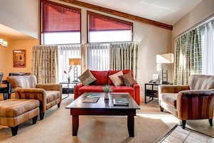 Suite, 2 habitaciones | Zona de estar | Una televisión de pantalla plana, un futbolín, una mesa de tenis de mesa