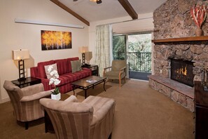 Apartment, 3 Schlafzimmer | Wohnbereich | 42-Zoll-Flachbildfernseher mit Kabelempfang, Fernseher, Tischfußball