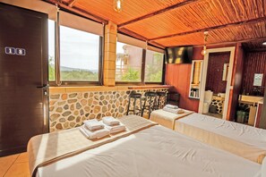 Leilighet – basic, flere senger | Safe på rommet, skrivebord for bærbar PC og blendingsgardiner