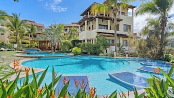 8 albercas al aire libre