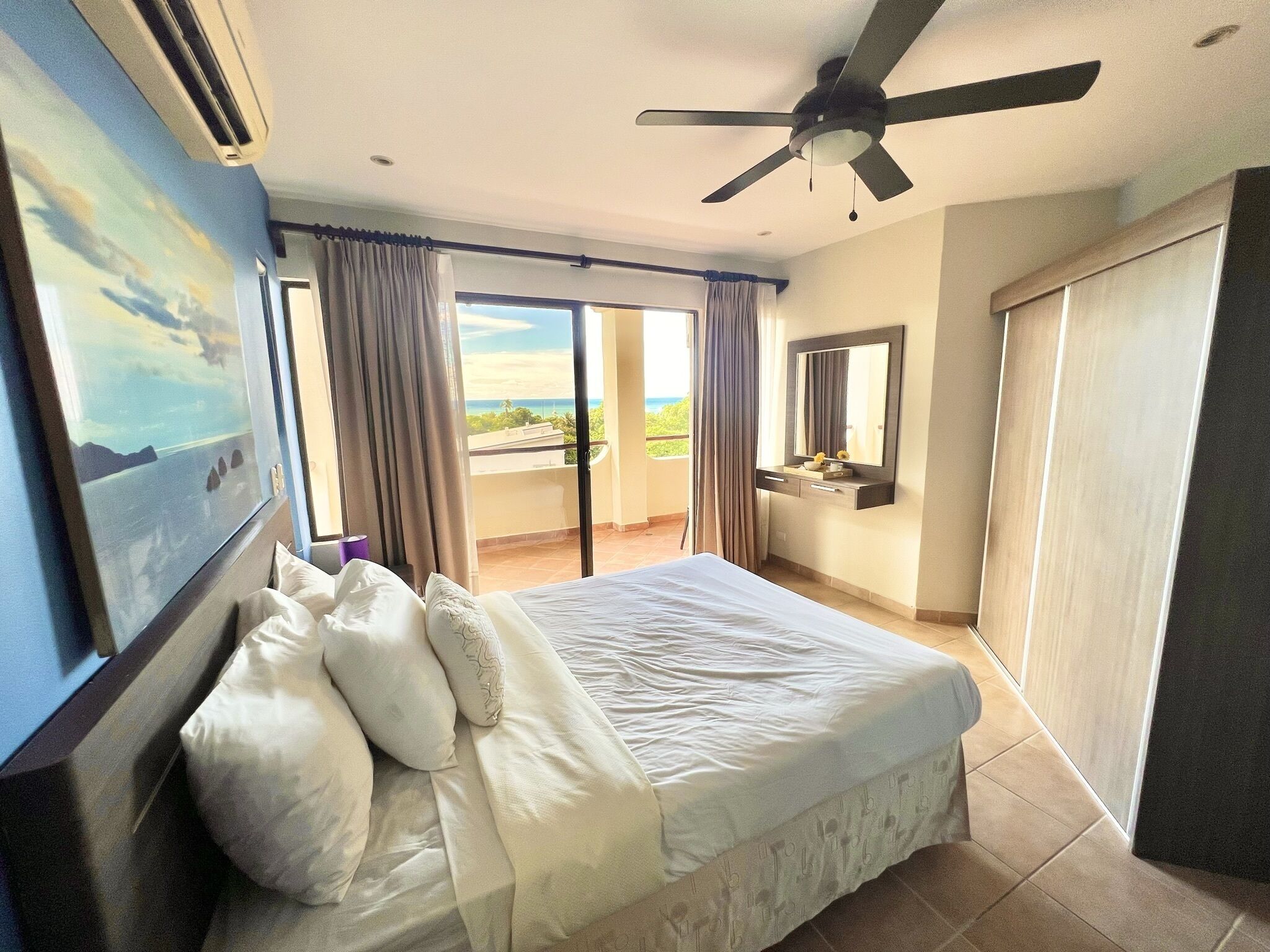 Apartamento exclusivo, 4 quartos, vista para o mar | Cofres nos quartos, individualmente decorados