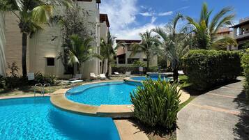 8 piscinas al aire libre