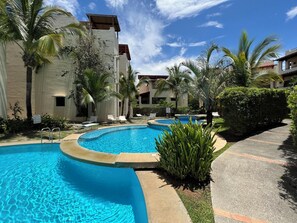 8 piscinas al aire libre