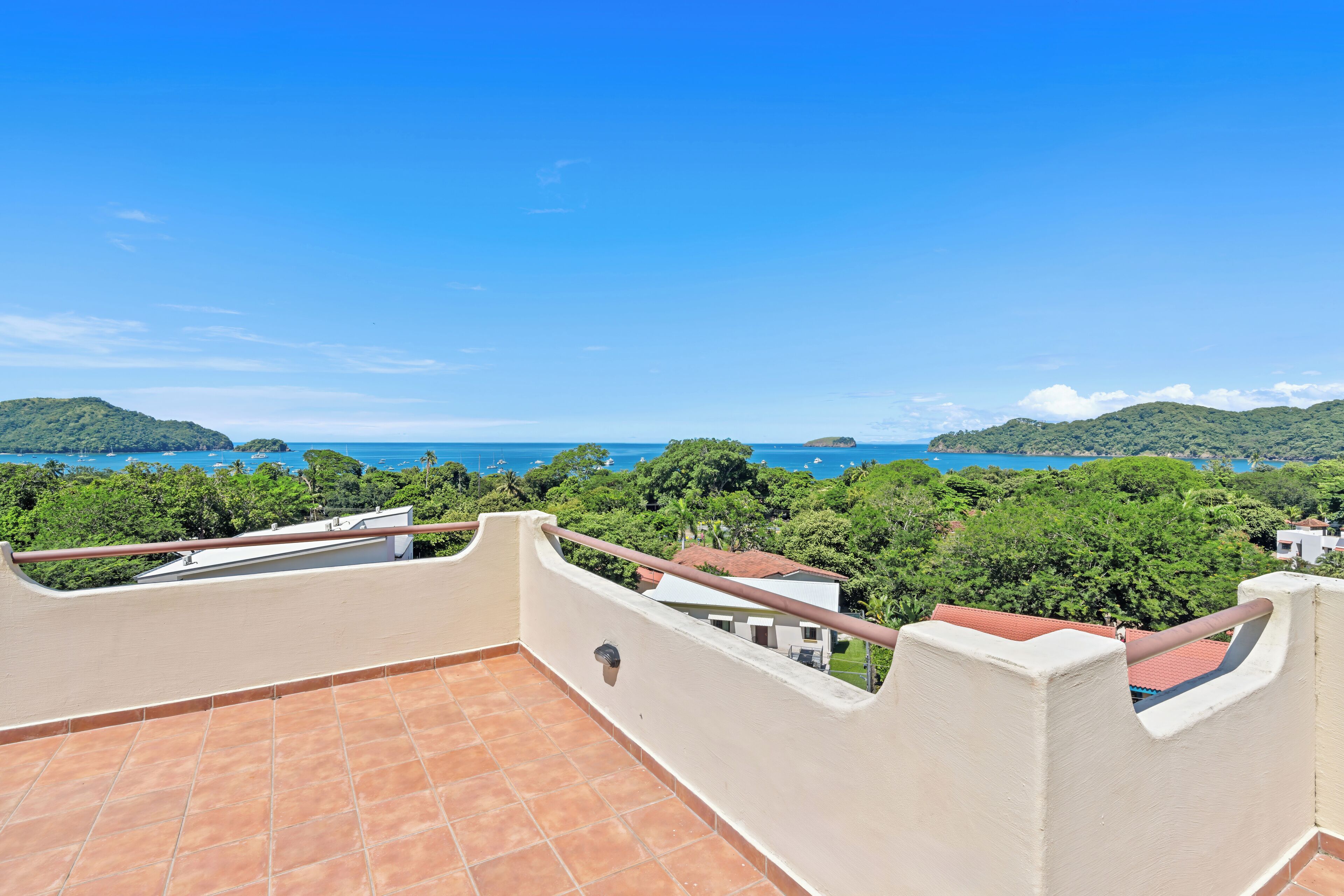 Une terrasse avec vue sur la mer et les collines.