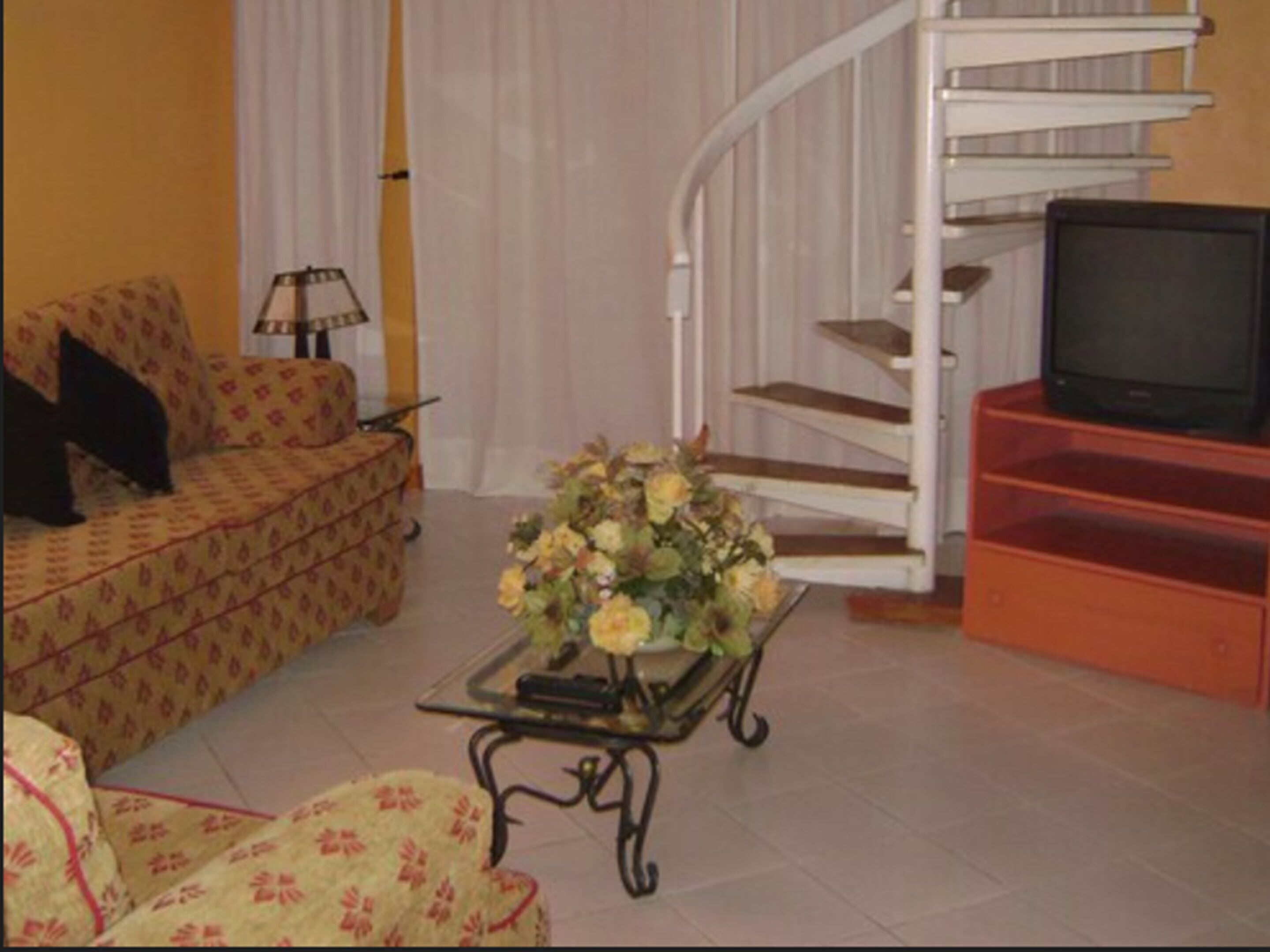 Appartement, 2 chambres | Salle de séjour | Télévision LCD