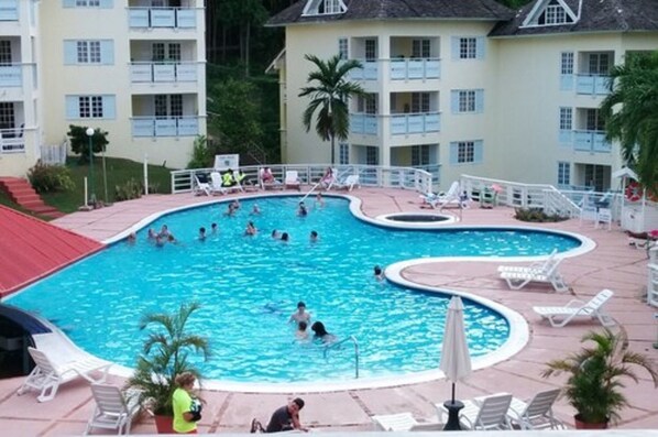 Piscine extérieure, chaises longues