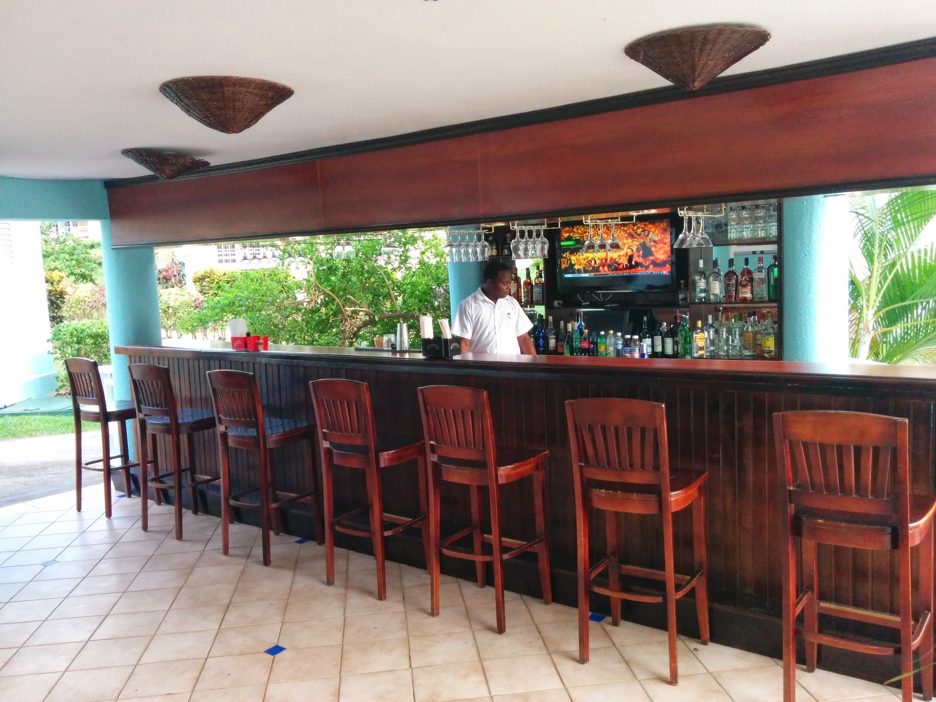 2 bars/lounges, swim-up bar, poolside bar