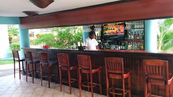 2 bars/lounges, swim-up bar, poolside bar