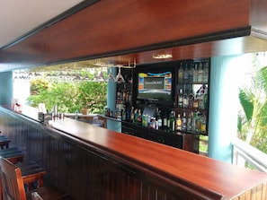 2 bars/lounges, swim-up bar, poolside bar
