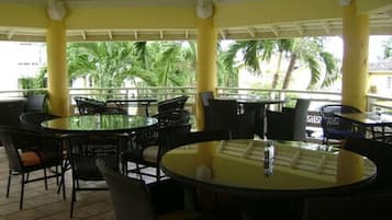 Serveert ontbijt, lunch, diner, regionale gerechten