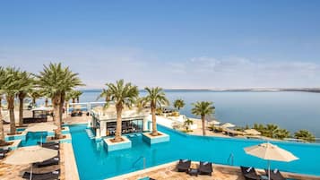 2 hồ bơi ngoài trời, dù/ô trên bãi biển/hồ bơi, ghế dài tắm nắng