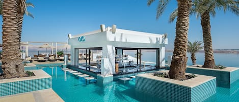 2 piscines extérieures, parasols de plage, chaises longues