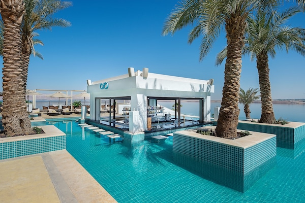 2 hồ bơi ngoài trời, dù/ô trên bãi biển/hồ bơi, ghế dài tắm nắng