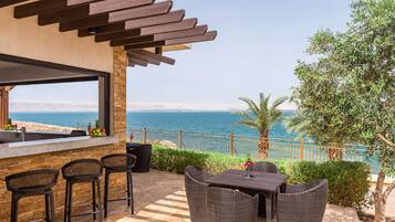 Sert le dßner et l'apéritif