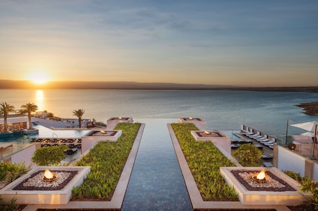 Suite Royal, varias camas, no fumadores, vistas al mar | Exterior. Hilton Dead Sea Resort & Spa
