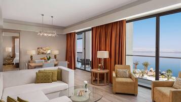 Suite – deluxe, 1 soverom, ikke-røyk, sjøutsikt | Oppholdsområde | En 42-tommers Flatskjerm-TV med kabel-kanaler samt TV