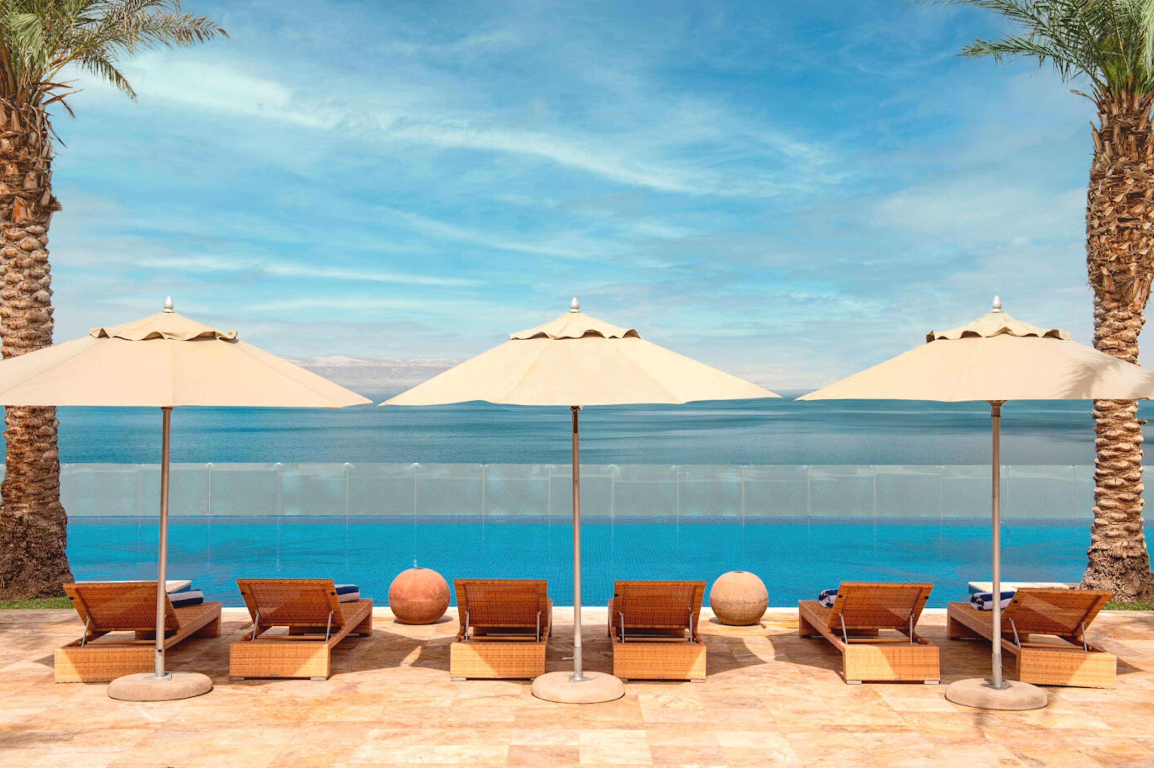 2 piscines extérieures, parasols de plage, chaises longues