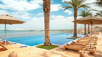 2 buitenzwembaden, parasols voor strand/zwembad
