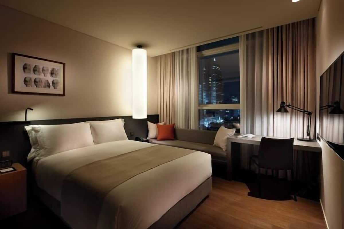 Premium bedding, down comforters, in-room safe, desk