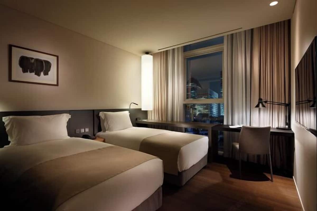 Premium bedding, down comforters, in-room safe, desk