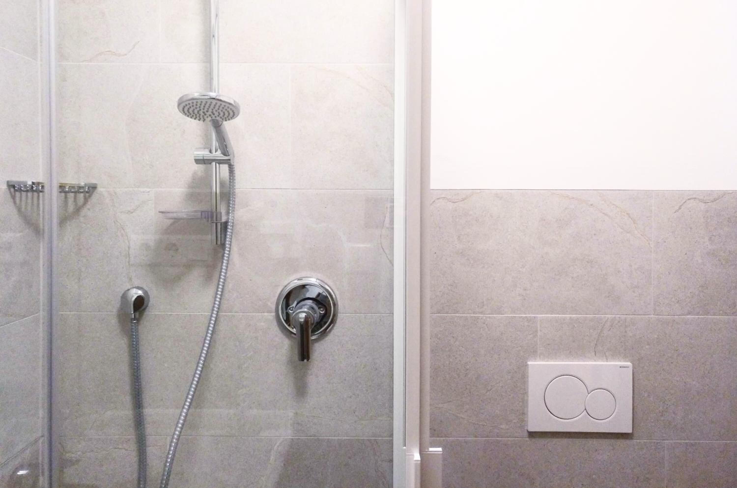 Kostenlose Toilettenartikel, Haartrockner, Handtücher