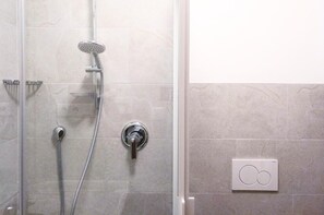 Amenidades de baño gratuitas, secadora de cabello, toallas 