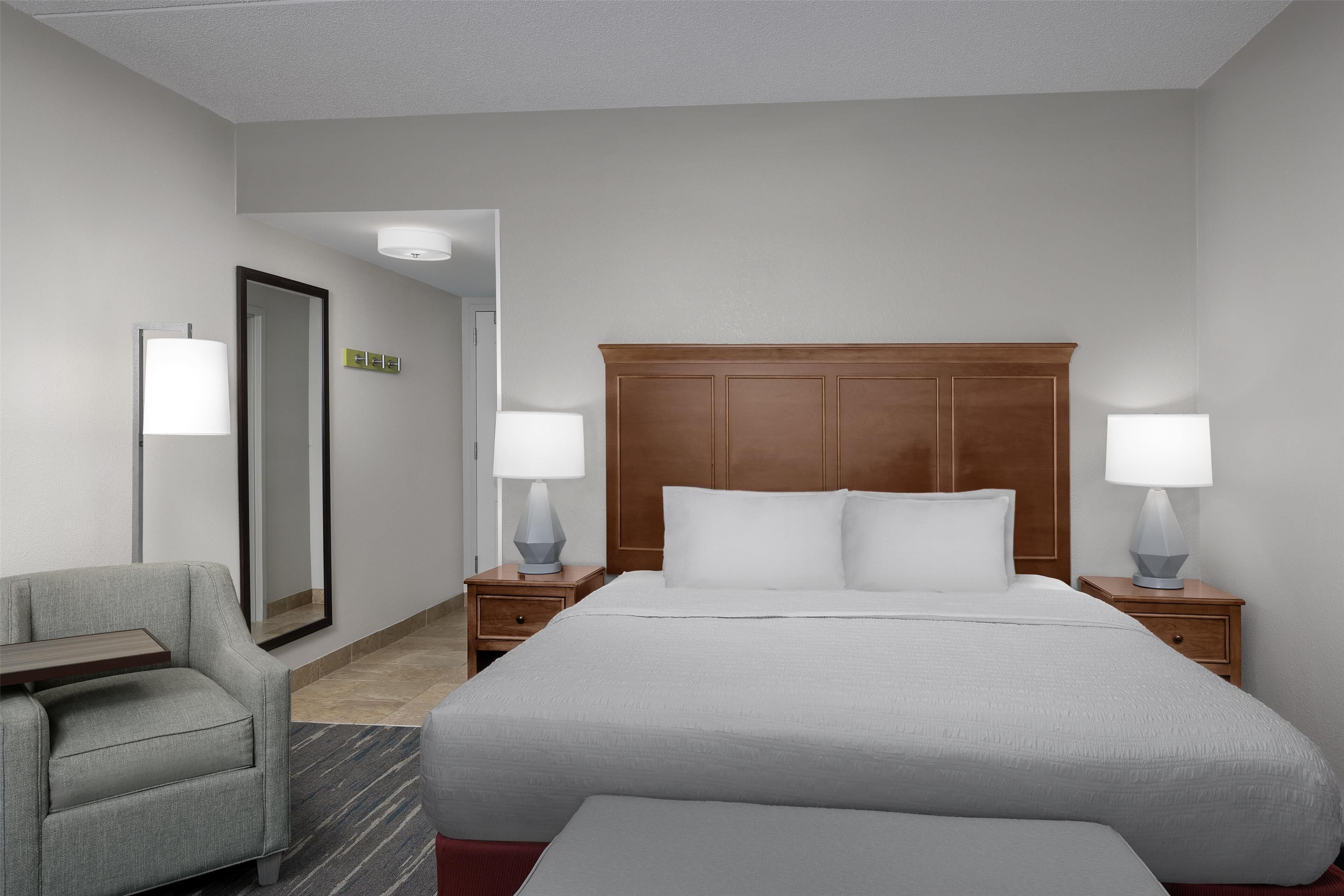 Roupas de cama premium, escrivaninha, espaço de trabalho para notebook