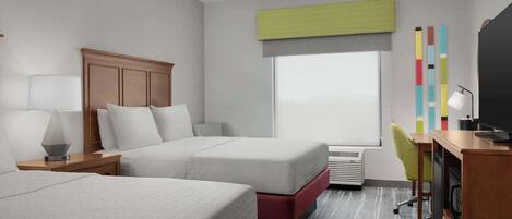 Una habitación de hotel con dos camas, un escritorio, una silla, un televisor y una ventana con vistas.