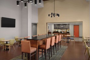 Free daily buffet breakfast - Hampton Inn & Suites Lynchburg (Lynchburg)