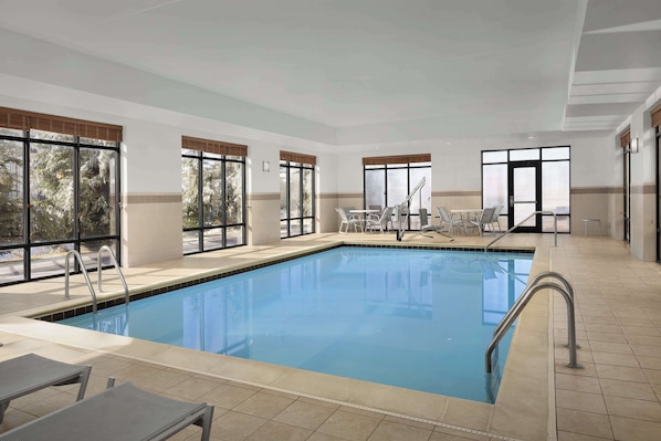 Piscine intérieure, accÚs possible de 8 h à 22 h, chaises longues