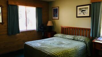 Standard Room, 1 Queen Bed | Desk, free WiFi, bed sheets