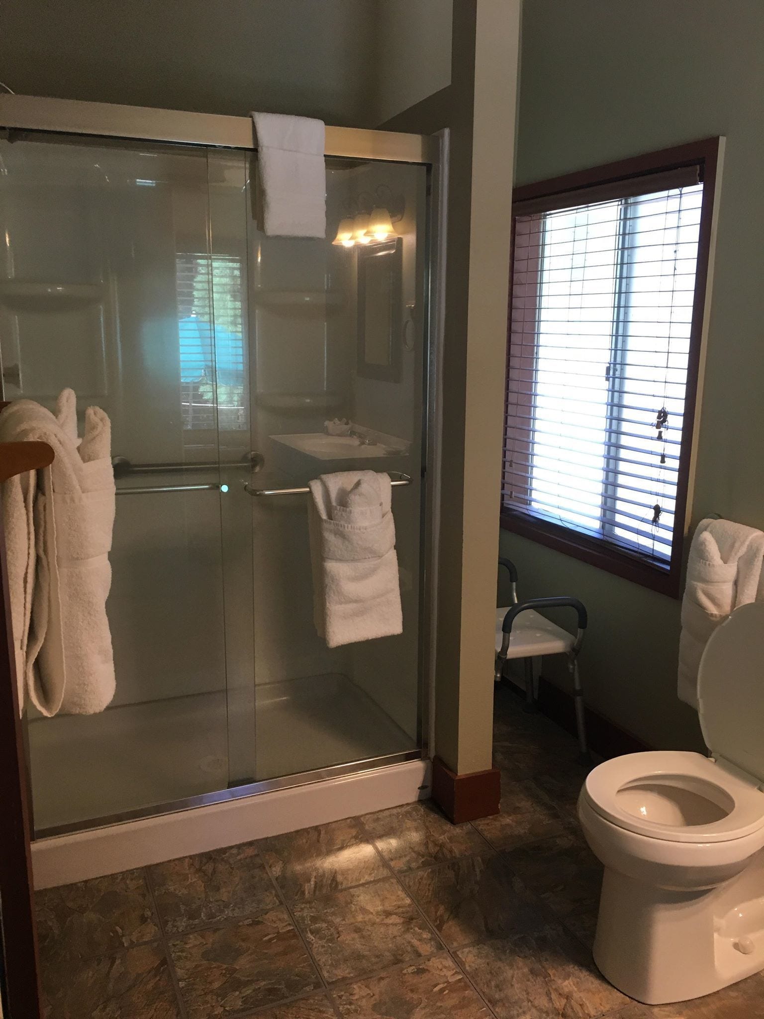 Standard Room, 1 Queen Bed | Bathroom