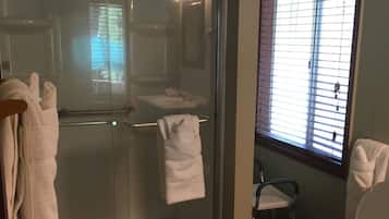 Habitación estándar, 1 cama de matrimonio | Baño | Ducha y bañera combinadas, secador de pelo y toallas