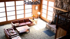 Una sala de estar acogedora con sofá, mesa de centro y chimenea.
