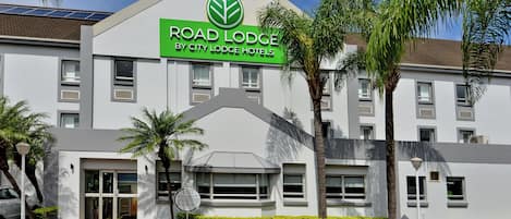 Un edificio moderno con un letrero que dice "ROAD LODGE BY CITY LODGE HOTELS".