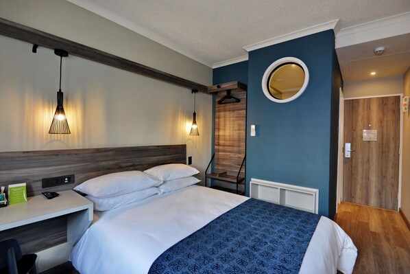 書桌、筆電工作空間、遮光布/窗簾、熨斗/熨衣板