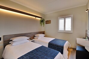 Economy Twin Room, Non Smoking | Desk, laptop workspace, blackout curtains, iron/ironing board - Road Lodge Durban (Durban)