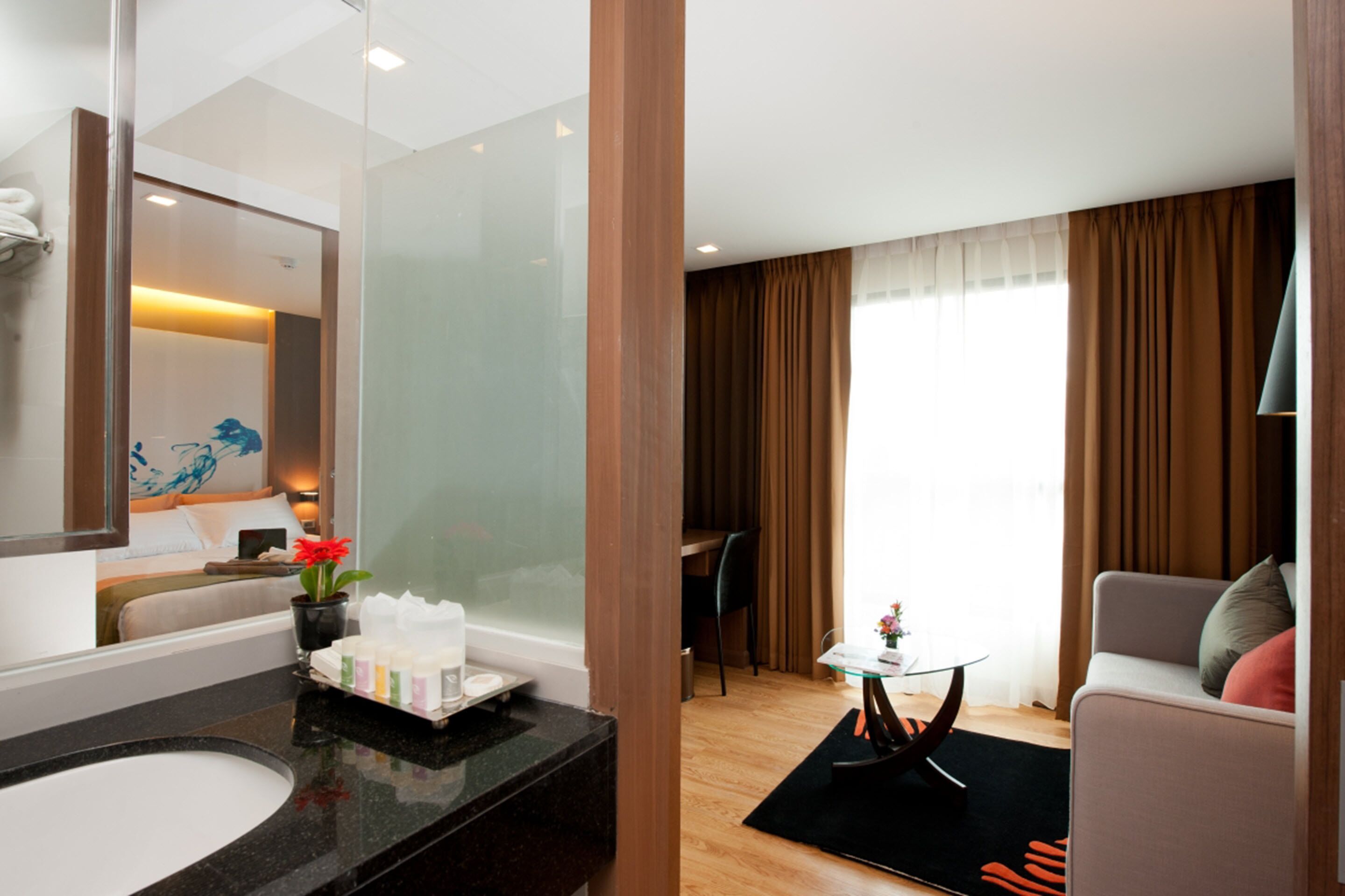 deluxe suite | living area | 32-inch lcd tv with cable channels, tv