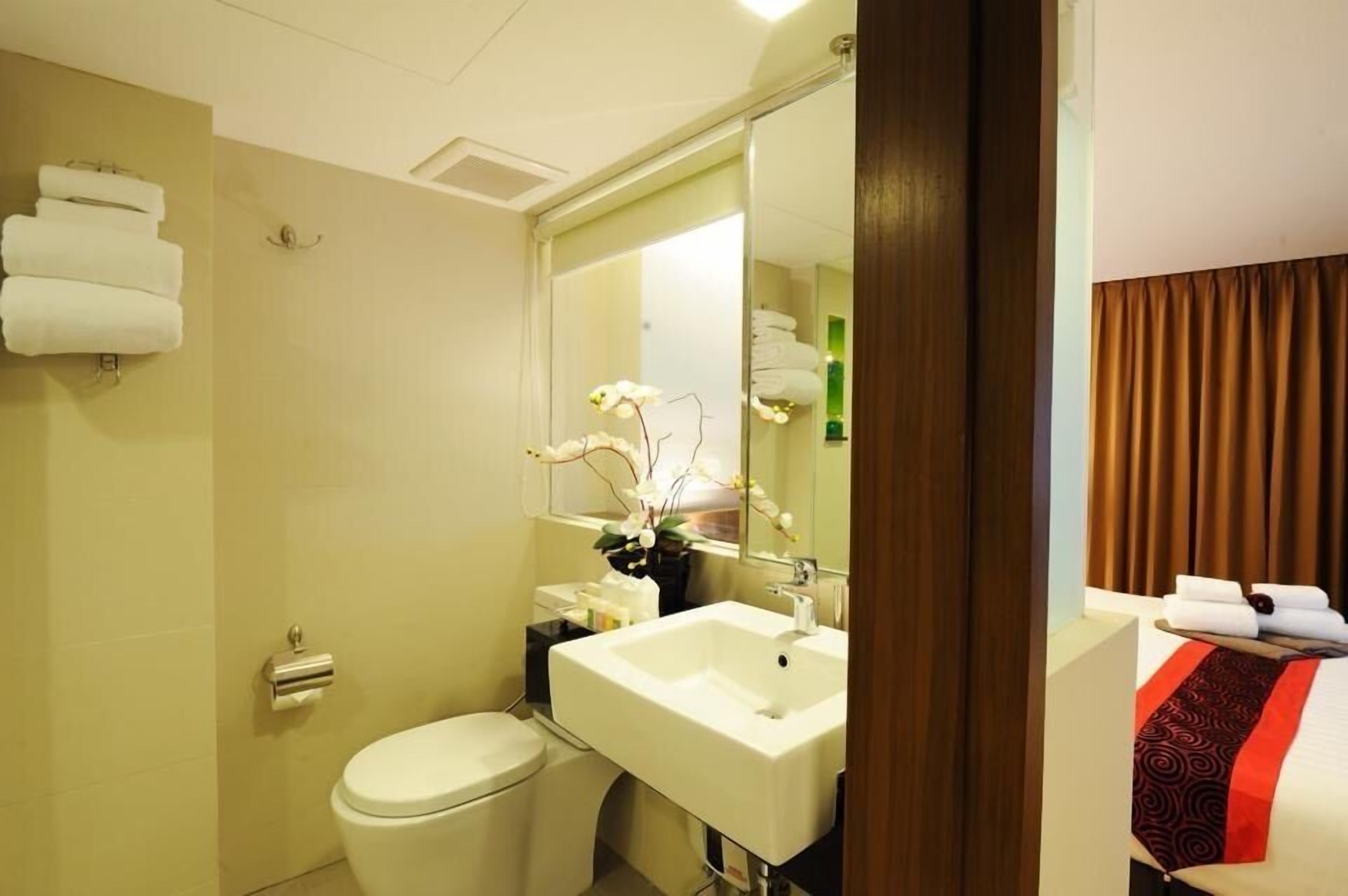 deluxe twin room | bathroom | shower, rainfall showerhead, free toiletries, hair dryer