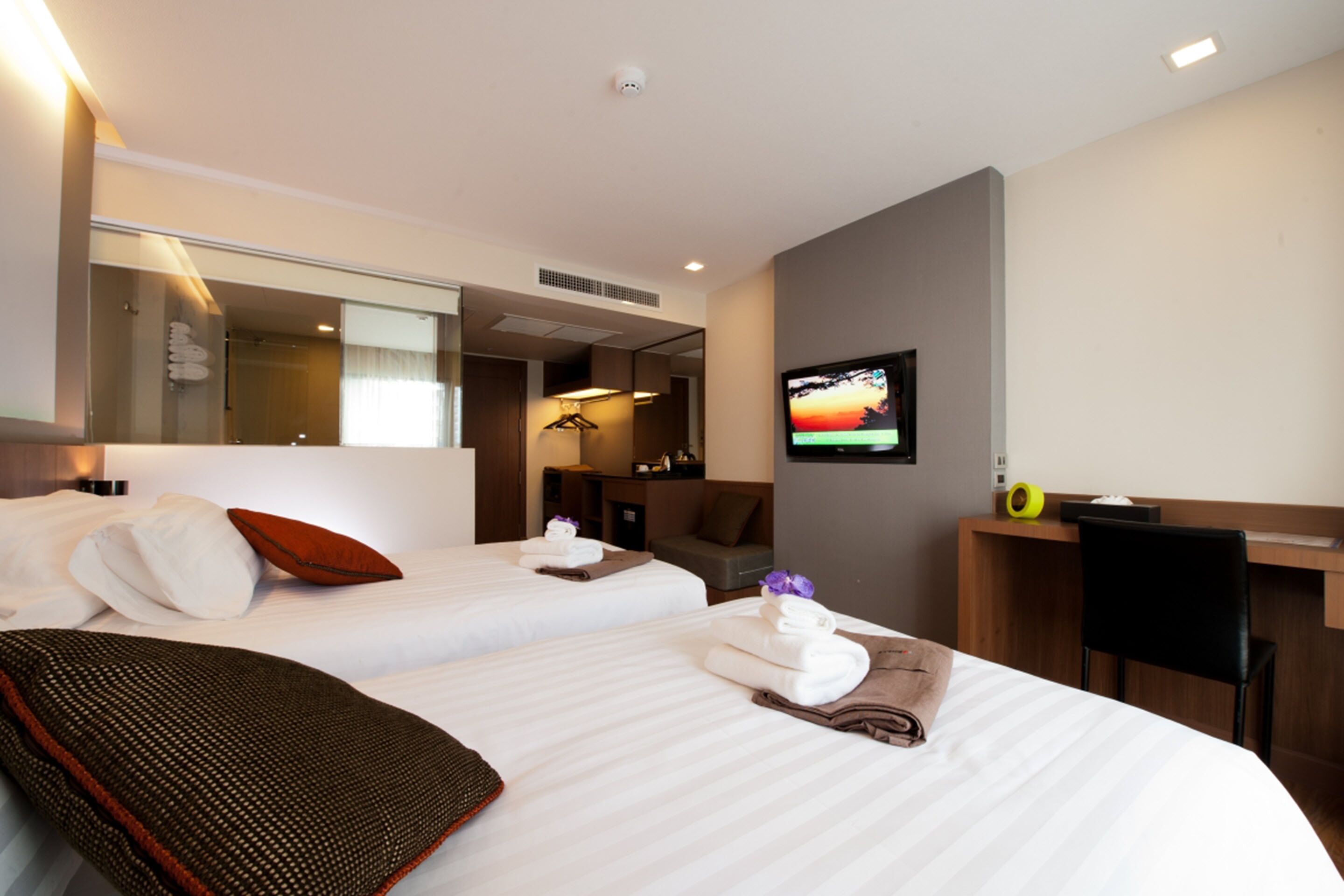 deluxe twin room | premium bedding, minibar, in-room safe, desk