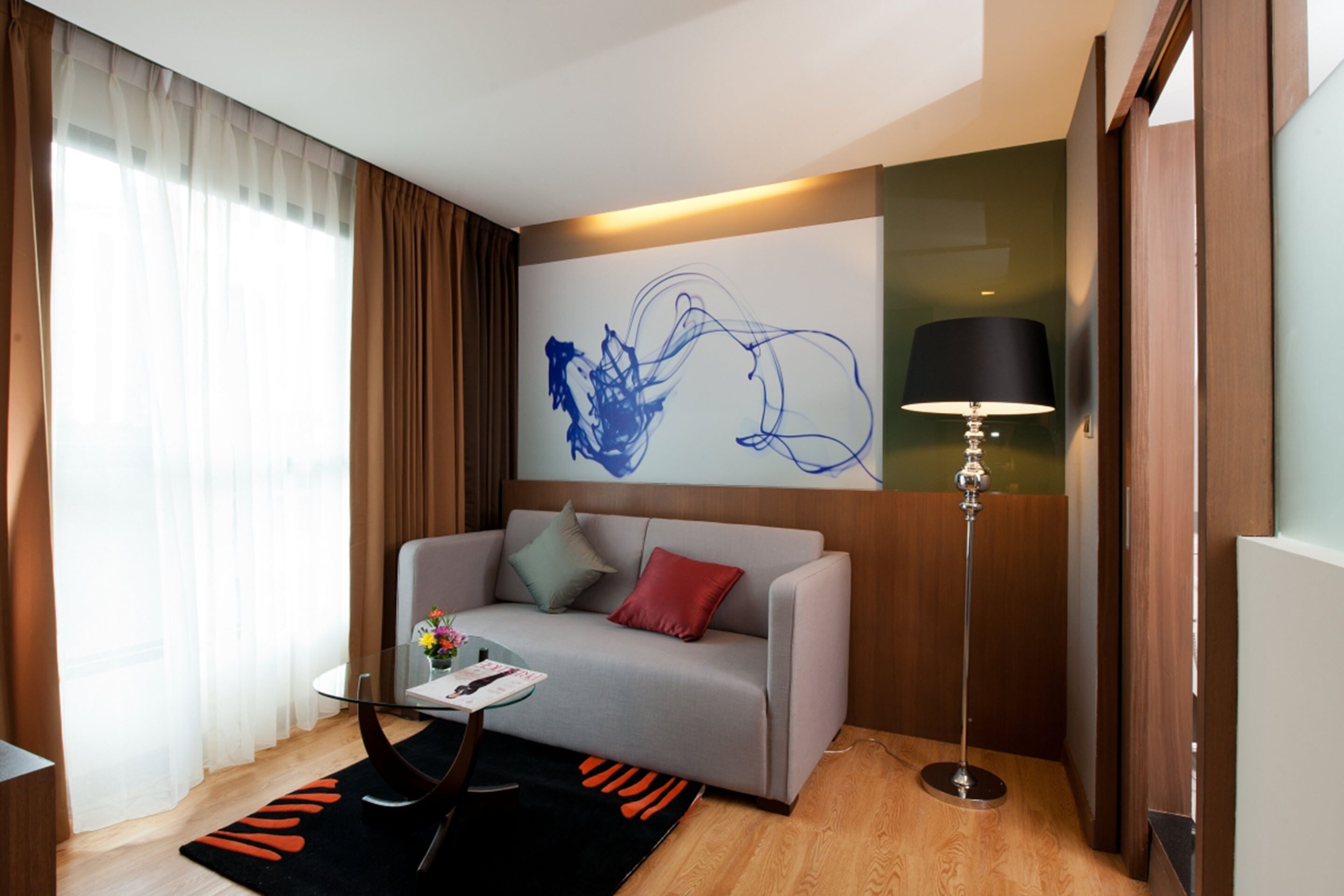 deluxe suite | living area | 32-inch lcd tv with cable channels, tv