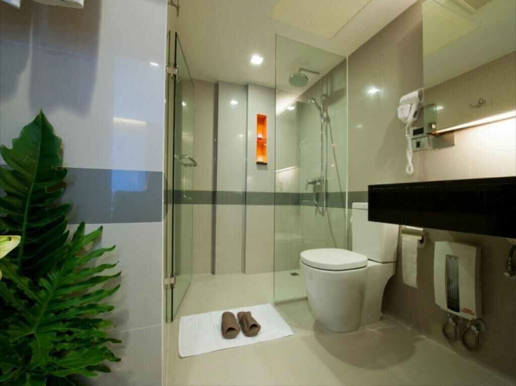 shower, rainfall showerhead, free toiletries, hair dryer