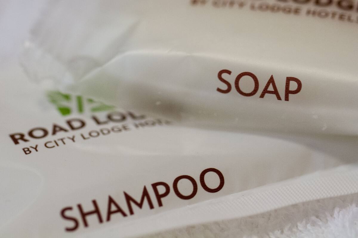 Primer plano de una etiqueta de producto que muestra los textos 'SOAP' y 'SHAMPOO'.