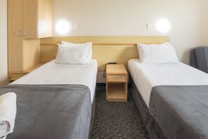 Escritorio, tabla de planchar con plancha, wifi gratis y ropa de cama