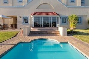 Outdoor pool - Road Lodge East London (East London)