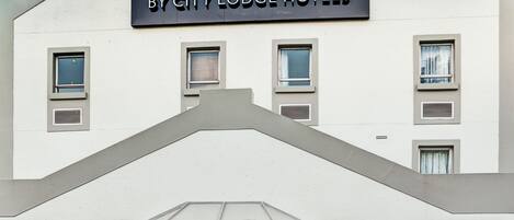 A building with a sign reading "Road Lodge by City Lodge Hotels".