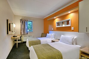 Escritorio, espacio para trabajar con laptop y cortinas blackout