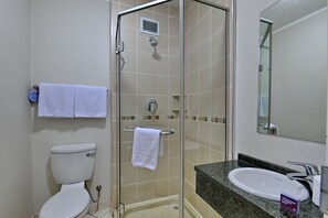 Douche, articles de toilette gratuits, sèche-cheveux